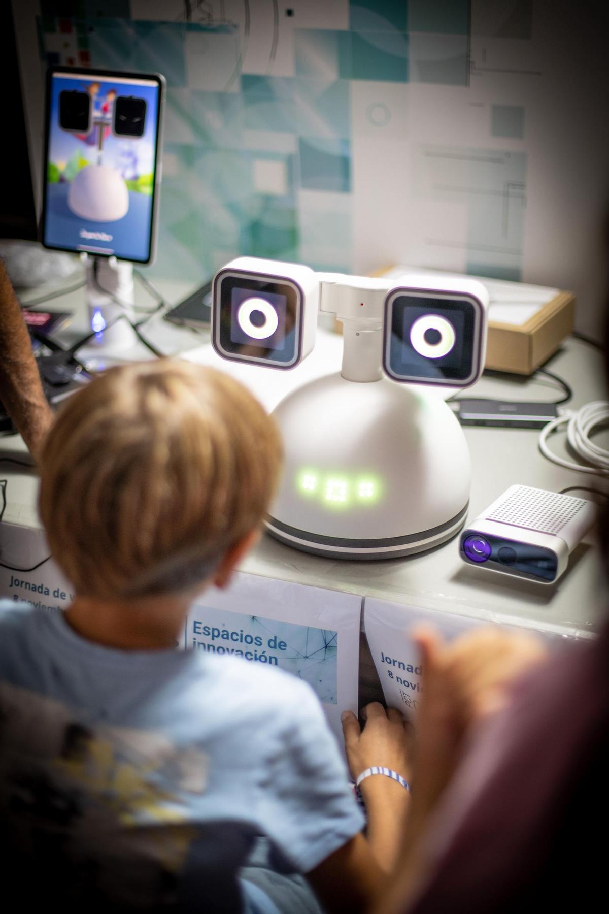 Uno de los niños atendidos por la Unidad de Oncología Pediátrica del Hospital Universitario Virgen del Rocío, de Sevilla, interactúa con el robot Haru, facilitado por el Honda Research Institute, y con el que la empresa 4i está innovando para incrementar el desarrollo educativo y emocional de esa población infantil