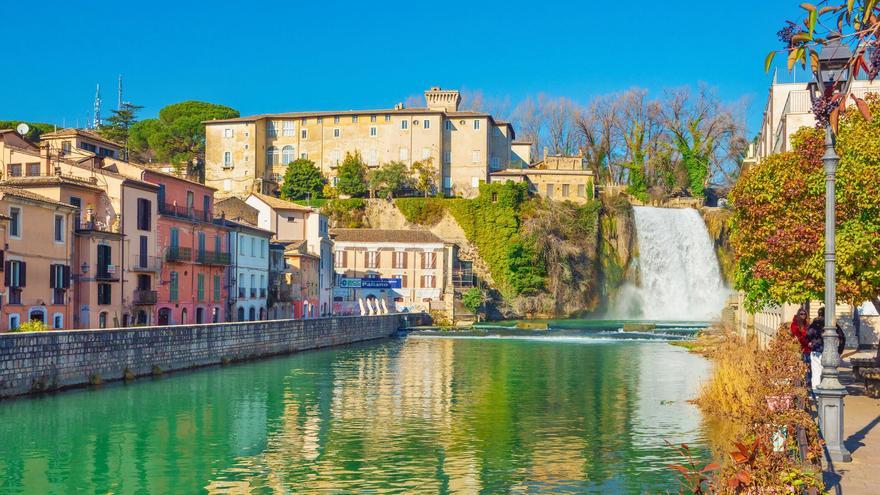 El único pueblo de Italia atravesado por una cascada: declarado Monumento Nacional y está muy cerca de Roma