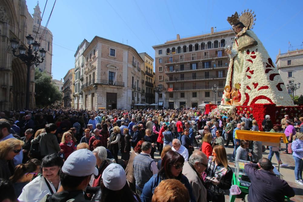 Miles de personas han acudido este lunes a visitar a la Virgen de los Desamparados