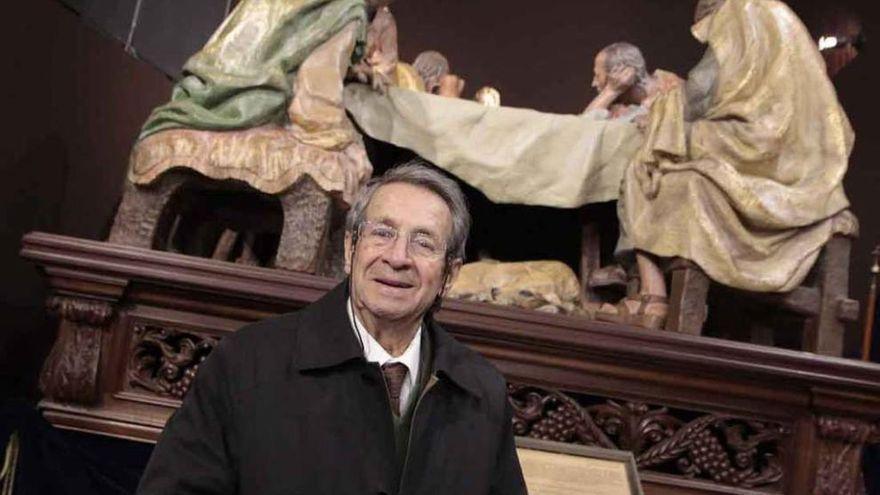 Fernando Mayoral junto al paso de la Santa Cena en el Museo de Semana Santa de Zamora