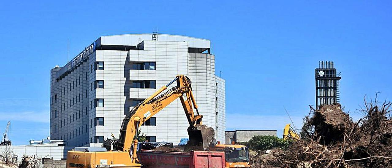 Obras en el entorno del hospital Montecelo. |   // G.S.