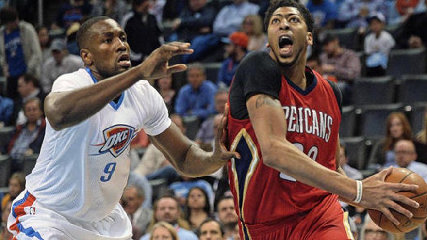 Ibaka trata de obstaculizar a Anthony Davis.