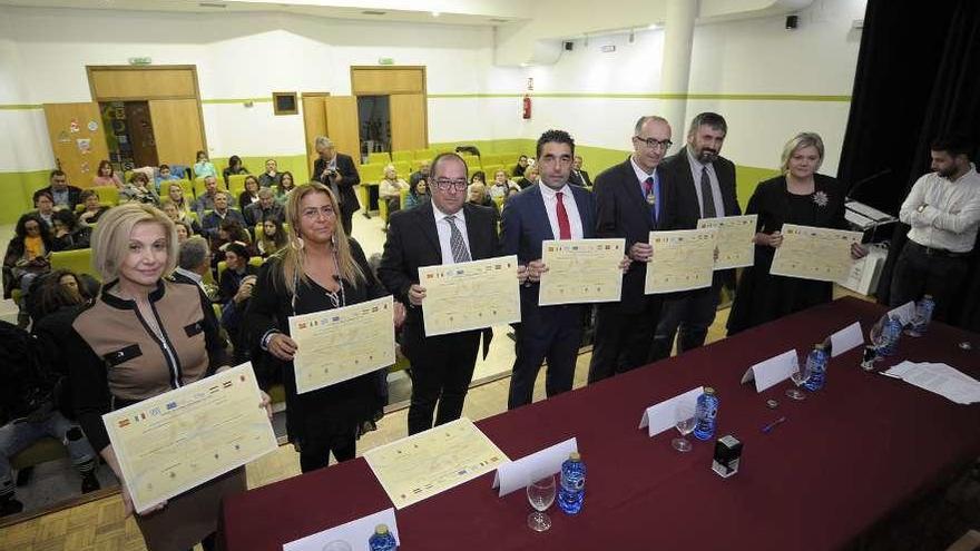 Representantes de los seis países hermanados, ayer, durante la firma del pacto. // Bernabé/Javier Lalín