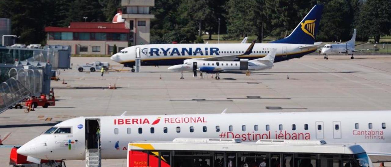Un avión de Air Nostrum y otro de Ryanair en el aeropuerto de Vigo. // Marta G. Brea