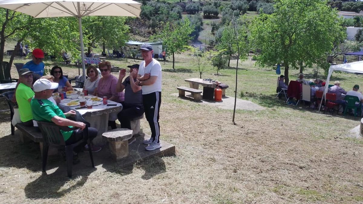 Familias y grupos de amigos en los típicos peroles.