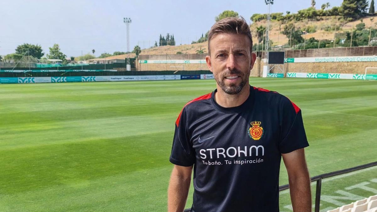 Luis García posa ayer para este diario en el Marbella Football Center.