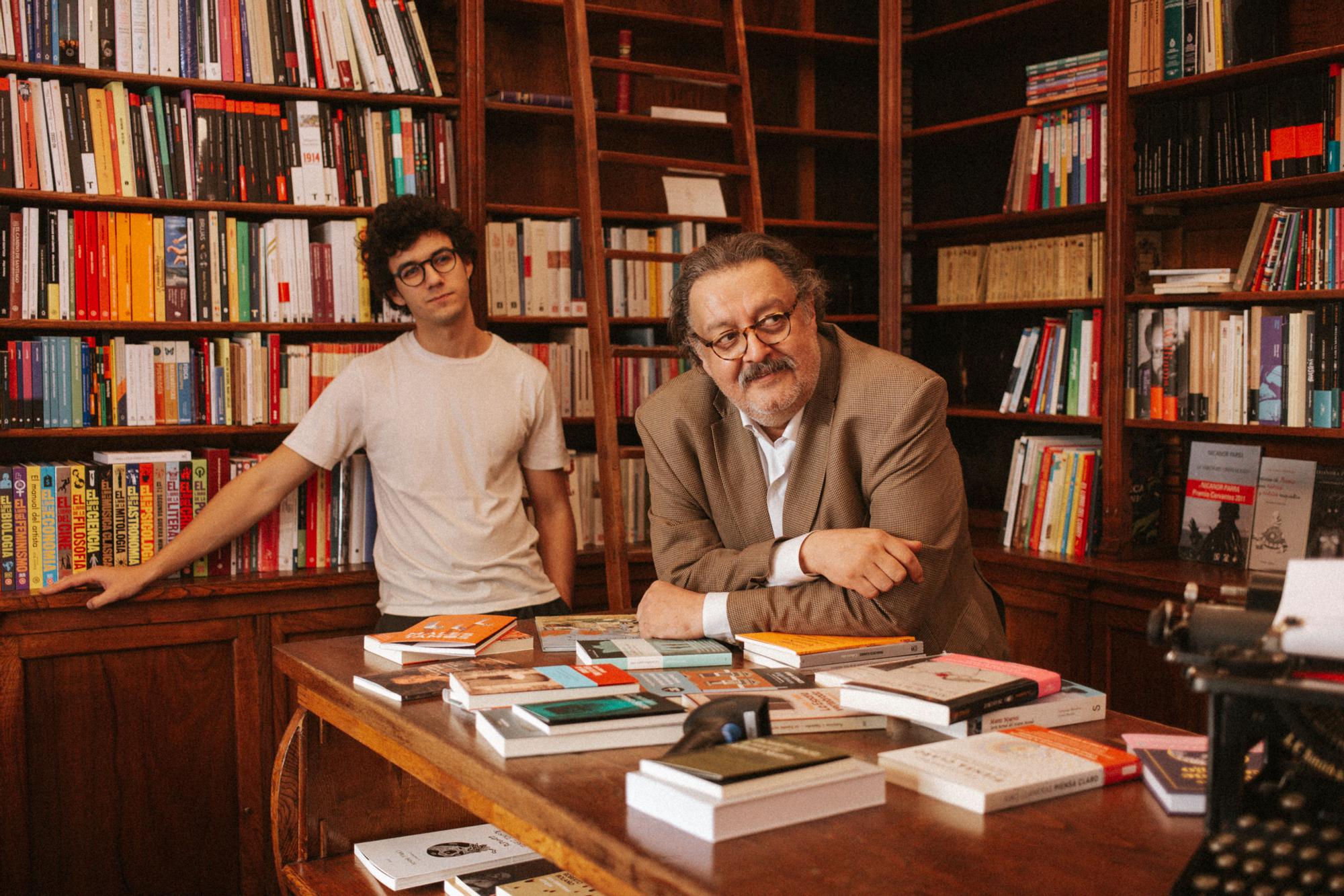 El escritor Jorge Fabricio Hernández con su socio Pablo Cerezo, en la librería Pérgamo Madrid.