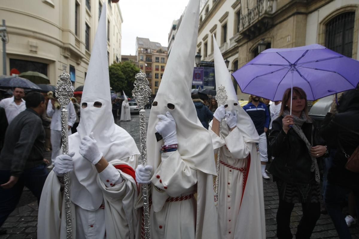 FOTOGALERIA  / Una granizada pone fin a 'La Borriquita'