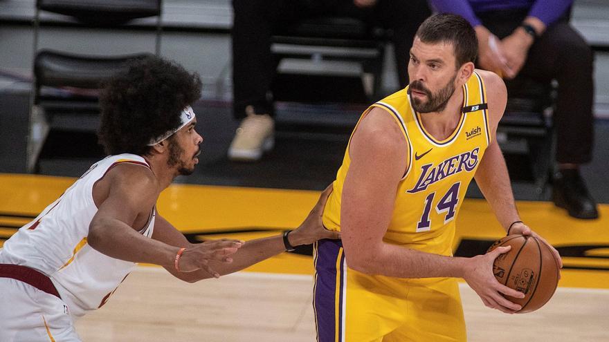 Los Lakers aplastan a los Raptors con un Gasol dominador