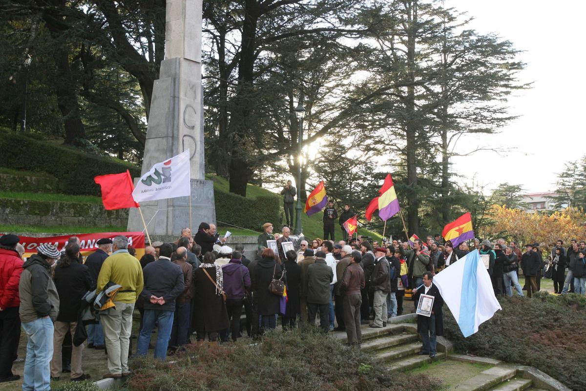 Concentración para exigir al Concello el derribo de la cruz de O Castro organizada por la Asociación Viguesa pola Memoria do 36.