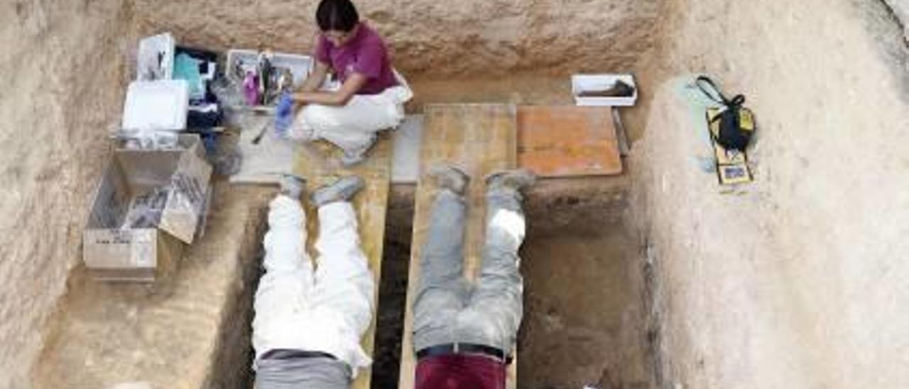 Excavación de una de las fosas comunes de Paterna.