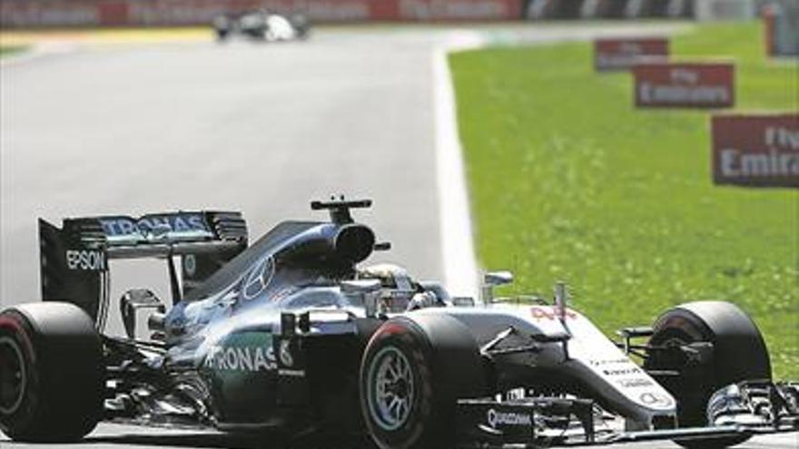 Lewis Hamilton logra la ‘pole’ por delante de Nico Rosberg