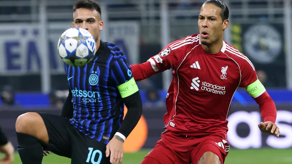 Lautaro y Van Dijk pugnan por el balón.