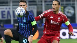 Lautaro y Van Dijk pugnan por el balón.