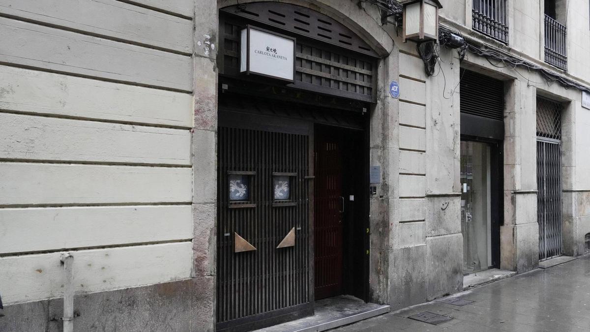 La entrada del restaurante Carlota Akaneya.