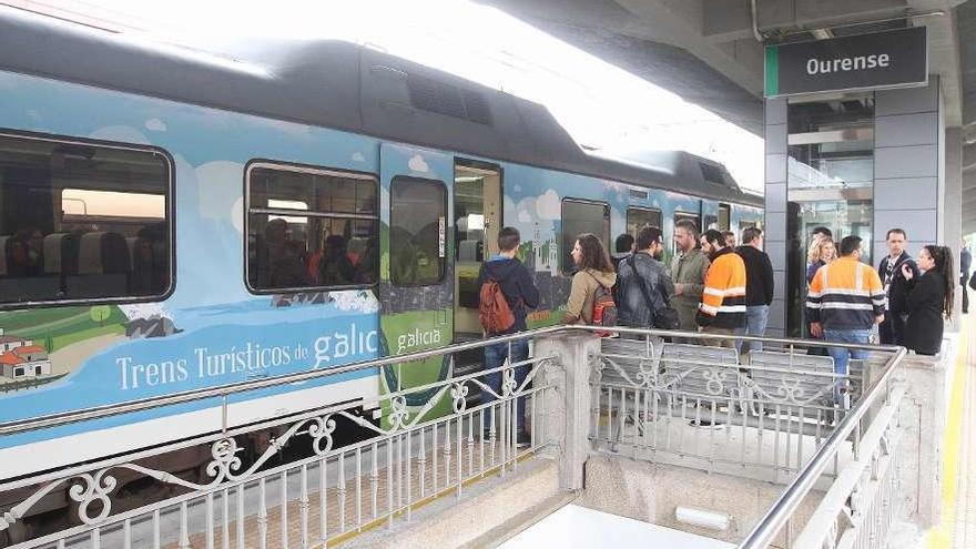 Un grupo de pasajeros sube al primer tren de la temporada, en la estación Ourense-Empalme. // Iñaki Osorio