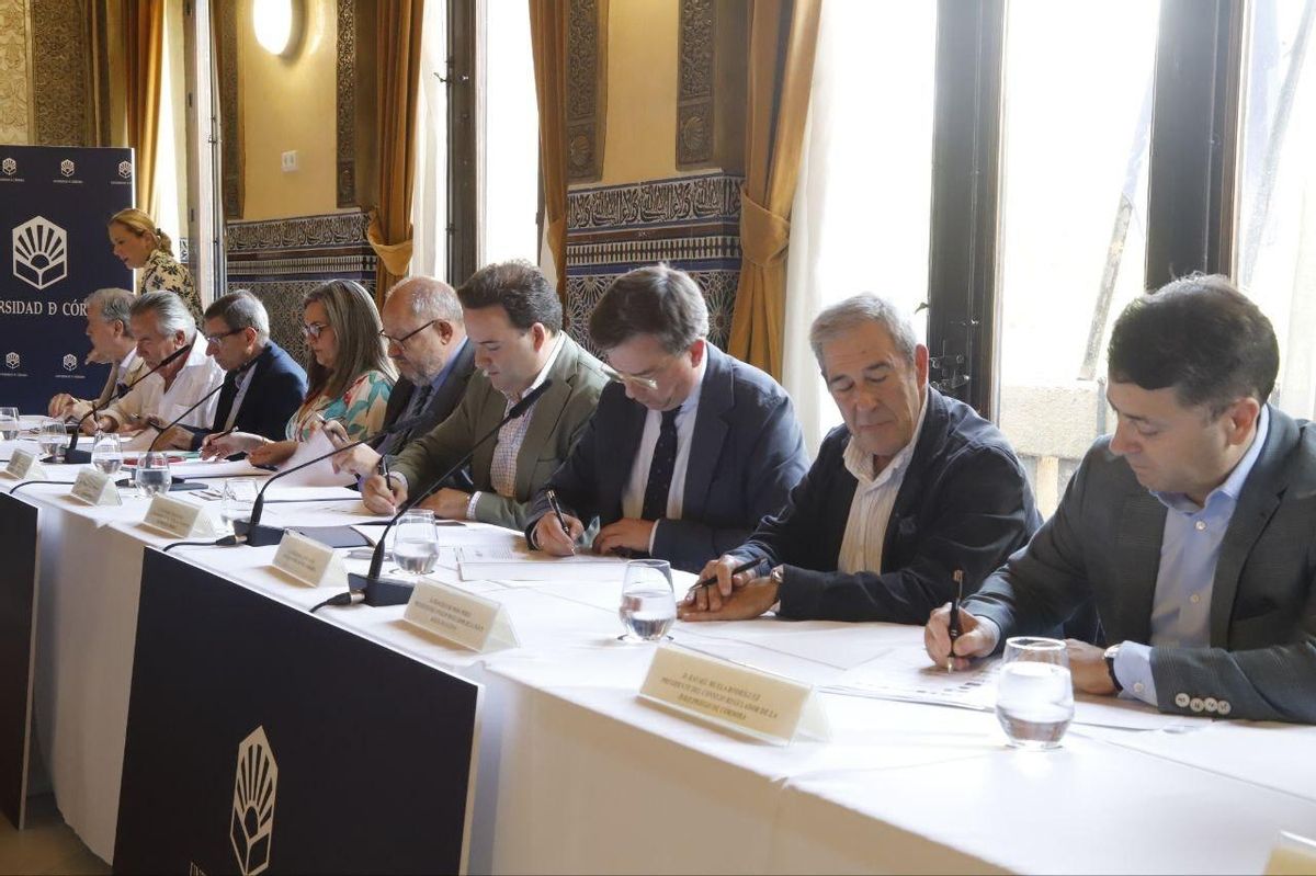 Instante de la firma del convenio para el Centro Universitario del Aceite.