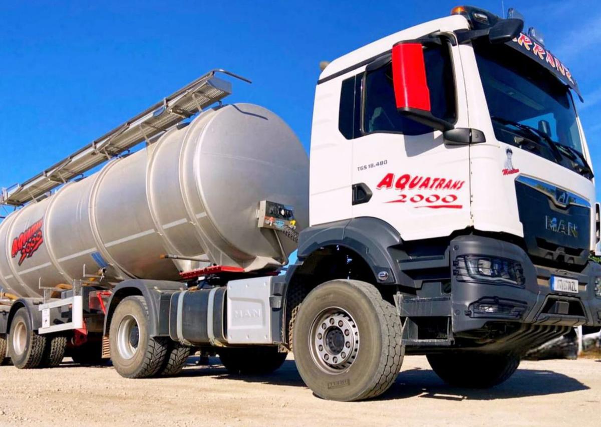 Uno de los camiones suministradores de agua.