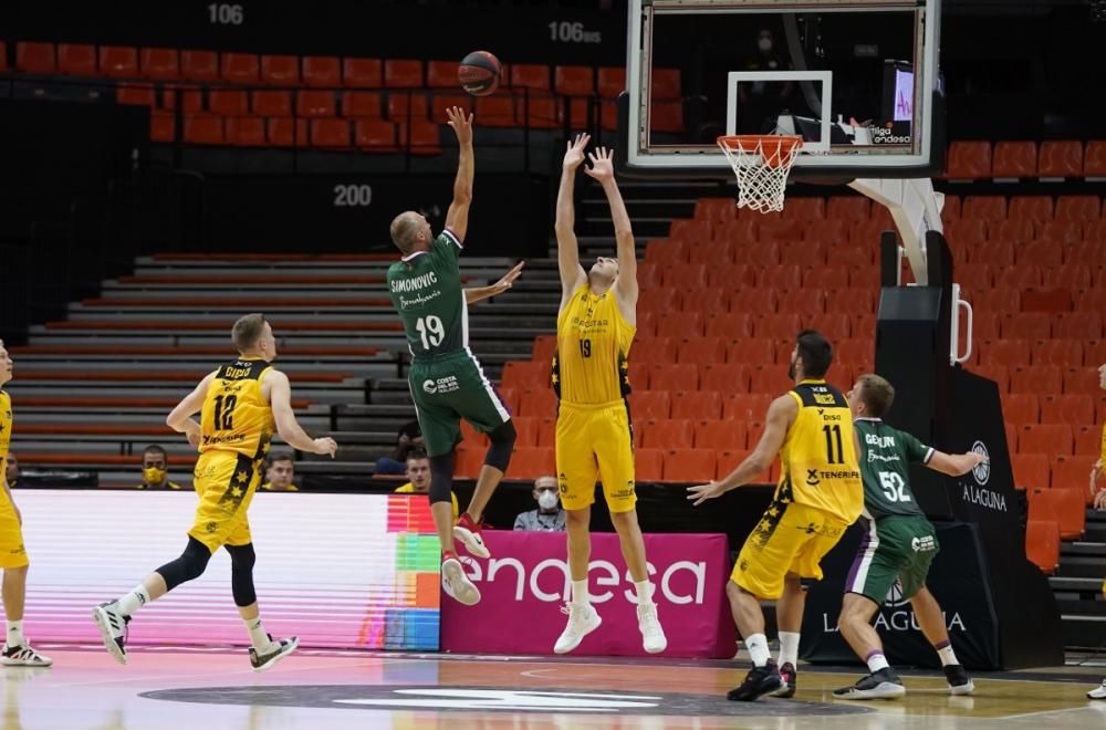 Partido entre el Iberostar y el Unicaja en la fase final de la Liga ACB.