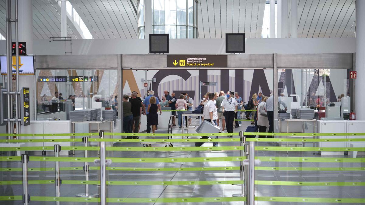 Varios pasajeros en la terminal de salidas del aeropuerto Tenerife Sur.