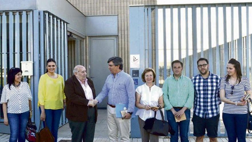 Candidatos del PP y responsables de &quot;Personas&quot; en la visita al centro.