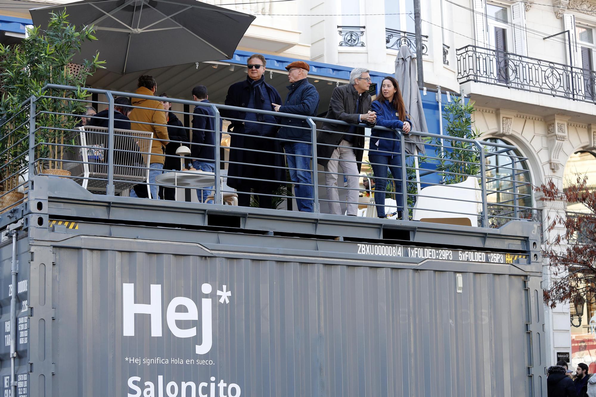 Ikea inaugura su "saloncito" en la plaza del Ayuntamiento para disfrutar de la mascletà