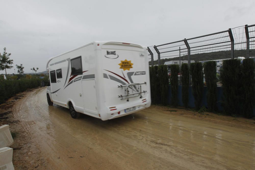 Zonas del camping de Cheste embarradas por las lluvias