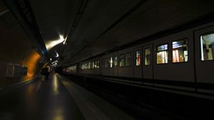 Andén de una estación de metro completamente a oscuras en Madrid debido al apagón en el suministro eléctrico.