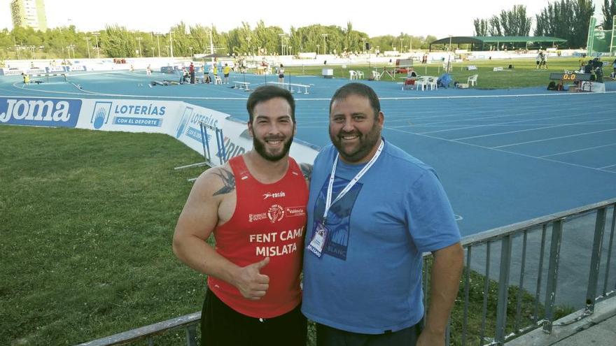 Pinedo posa con su técnico Vellibre tras el récord en Madrid.