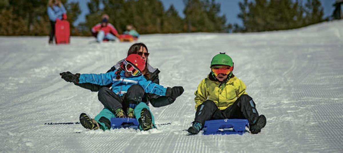 Para esquiar es recomendable vestirse con tres tipos de capas.