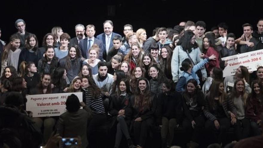 Imatge de grup després de la celebració del primer debat-judici.