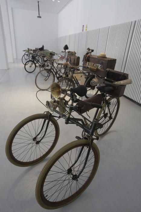 Exposición de bicicletas en la antigua estación de