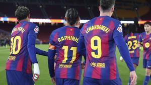Lamine Yamal y Lewandowski felicitan a Raphinha tras el gol del brasileño al Atlético de Madrid en el partido de Liga jugado en el Camp Nou. 
