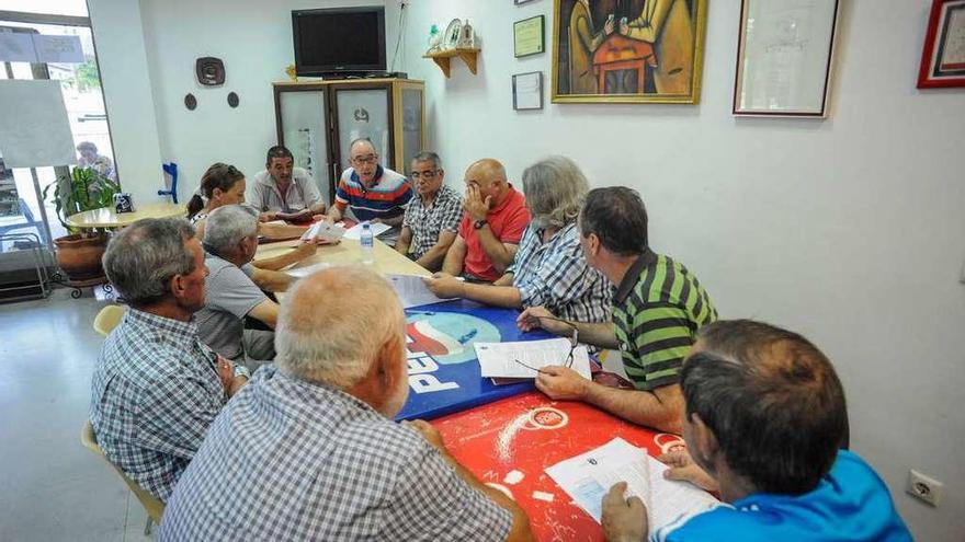 La directiva de la mancomunidad de montes de Vilagarcía, en una reunión anterior. // Iñaki Abella