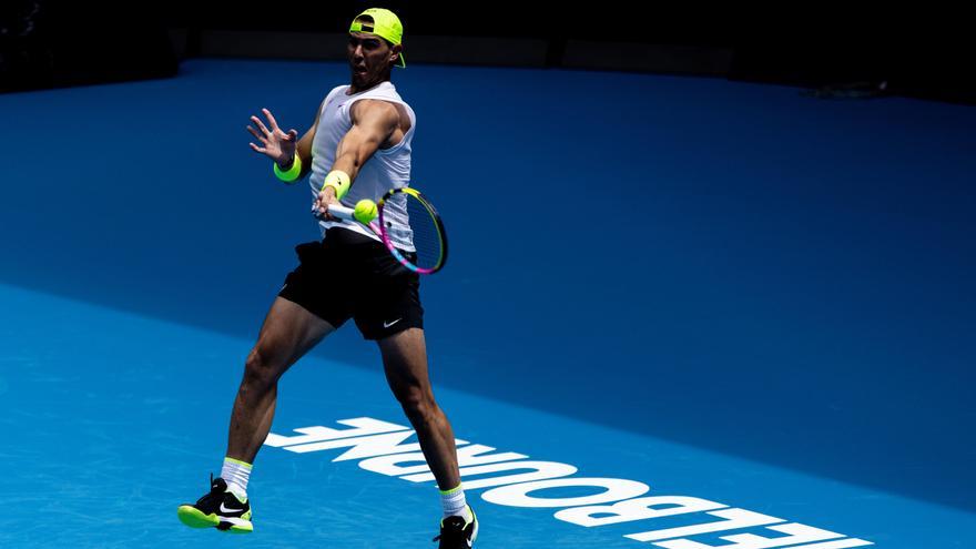 Nadal entrena en el Rod Laver Arena.