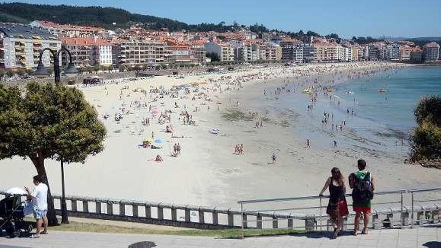 Vista de las edificaciones en primera línea de playa, en Silgar. // R. Vázquez