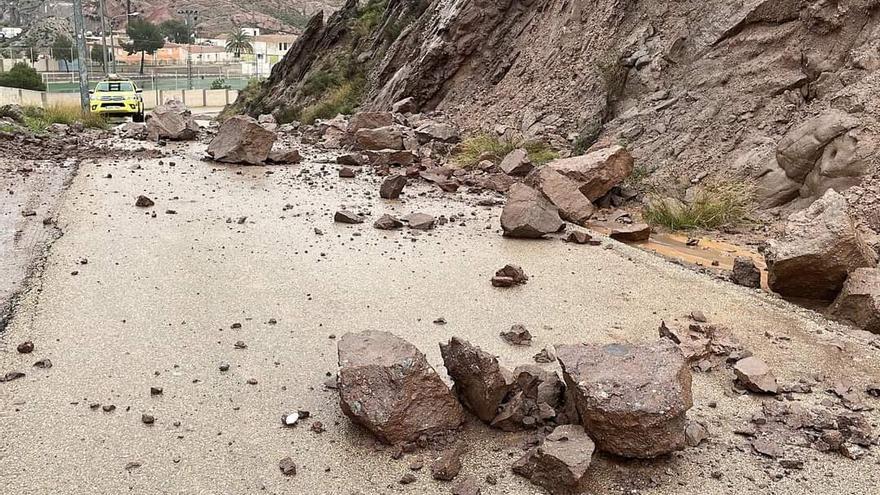 La calzada de la carretera que va al campo de fútbol del Embarre.