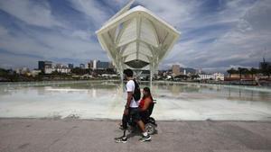 Una pareja con discapacidad pasa frente al Museo del Futuro, este martes en Río.
