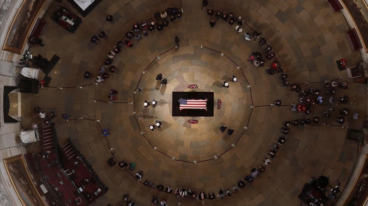 El féretro del presidente estadounidense George H.  W.  Bush en el Capitolio  de Washington.