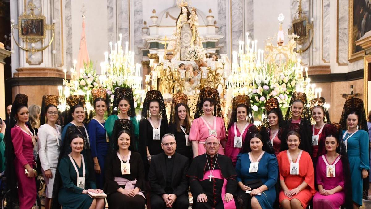 Foto de familia de las rosarieras con las autoridades religiosas, con el obispo López Llorente al frente.