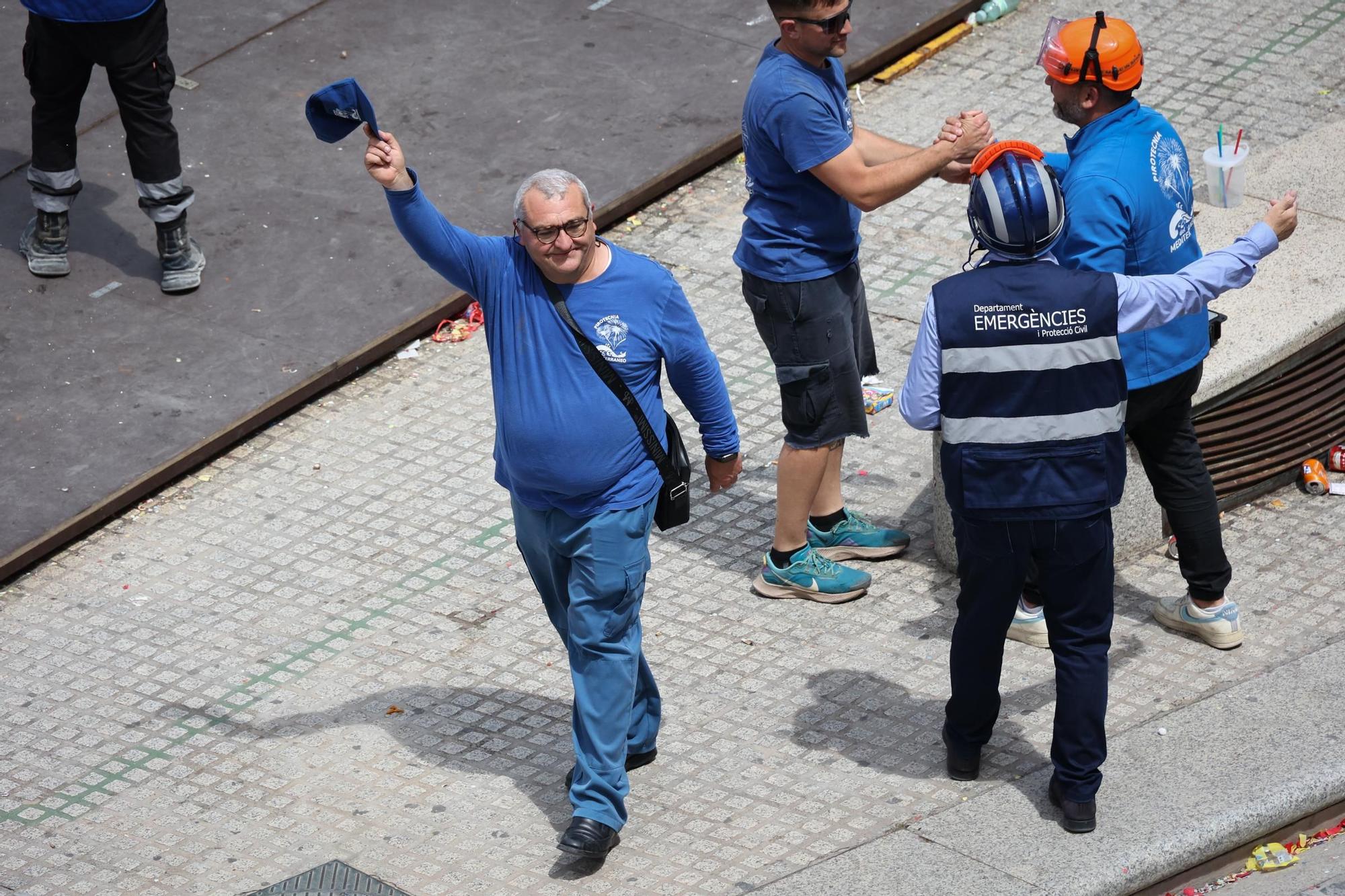 El Sant Jordiet entre claveles en la procesión de la Reliquia