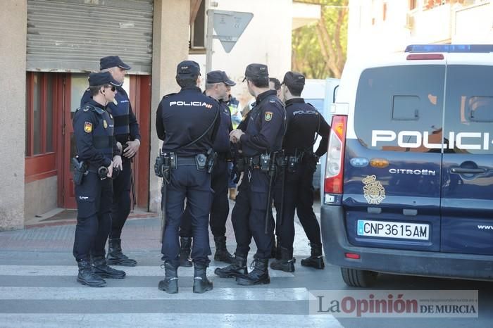 Muere de una cuchillada en el cuello un hombre en un bar de Puente Tocinos