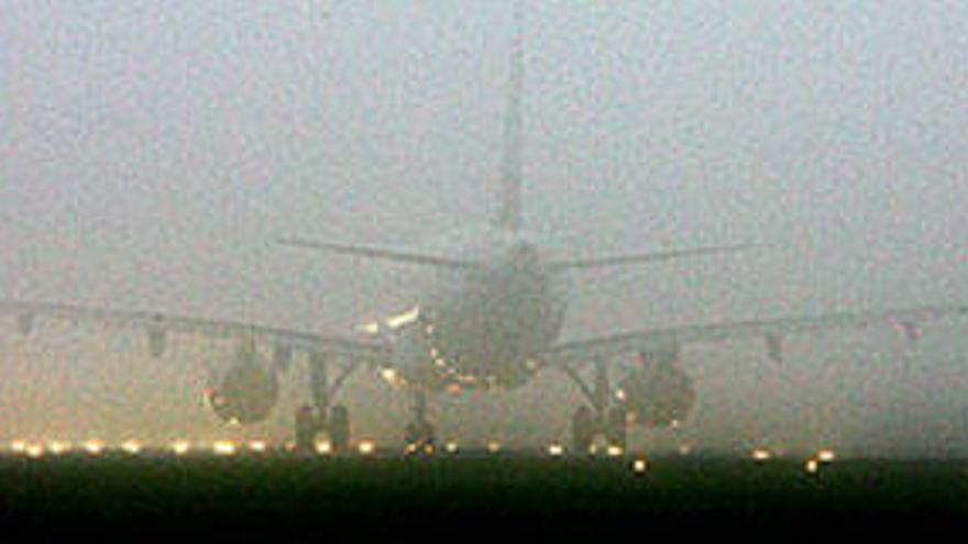 Un avión aterriza con niebla. Sin las barras de parada que en Palma no funcionan la torre no lo vería.