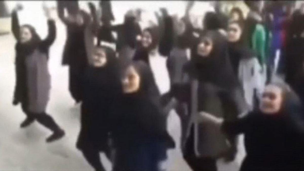 'Gentleman', el baile tabú en las escuelas que revoluciona Irán