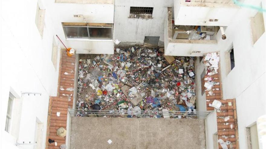 Los vecinos de un edificio de Aldea Moret en Cáceres denuncian que viven entre kilos de basura