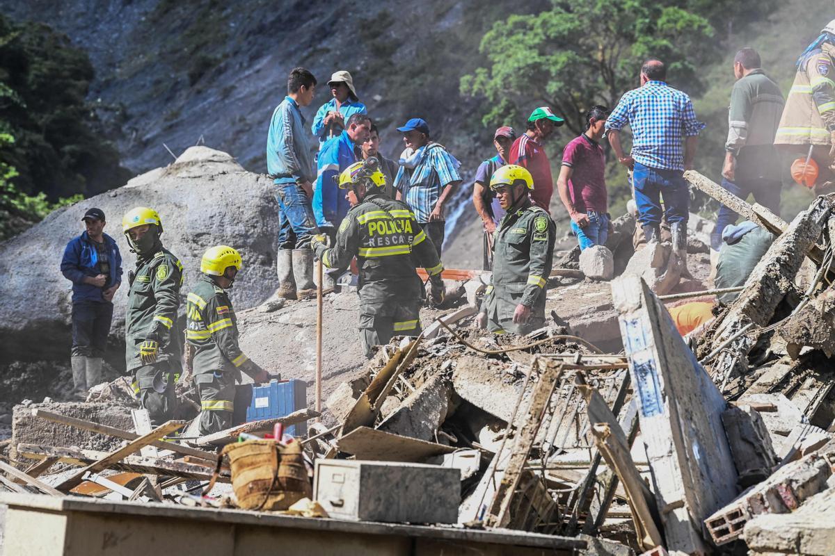 Equipos de rescate trabajan buscan desaparecidos tras una avalancha en Quetame, Colombia