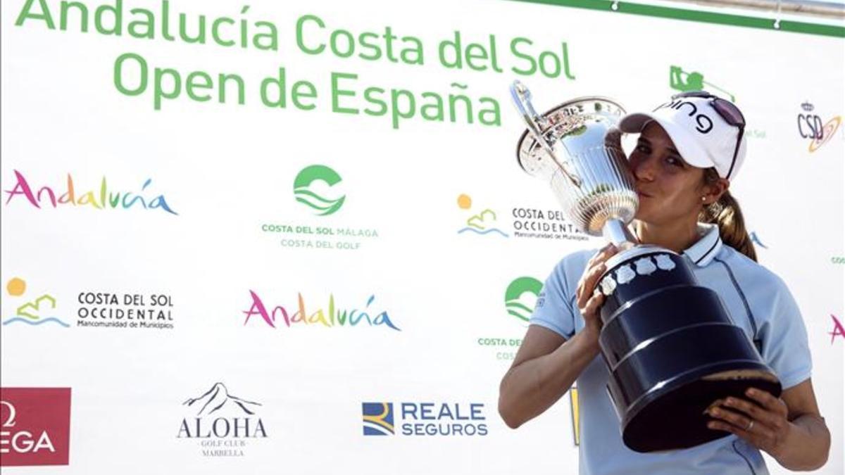 Azahara Muñoz, feliz tras haber ganado el trofeo &quot;de casa&quot;