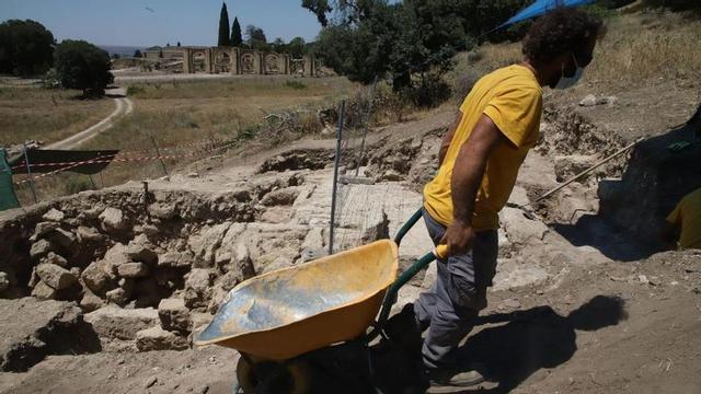 Un obrero trabaja en la zona arqueológica de Medina Azahara.
