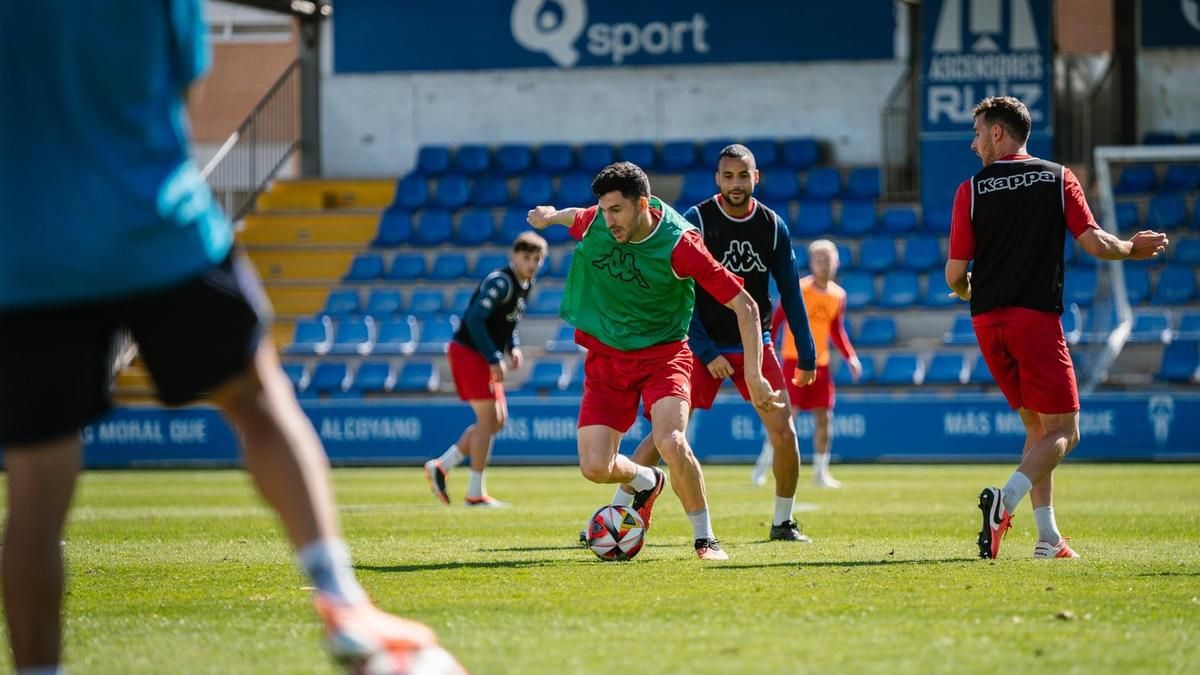 Entrenamiento del Alcoyano en la semana previa a la visita del colista Recreativo Granada a El Collao.