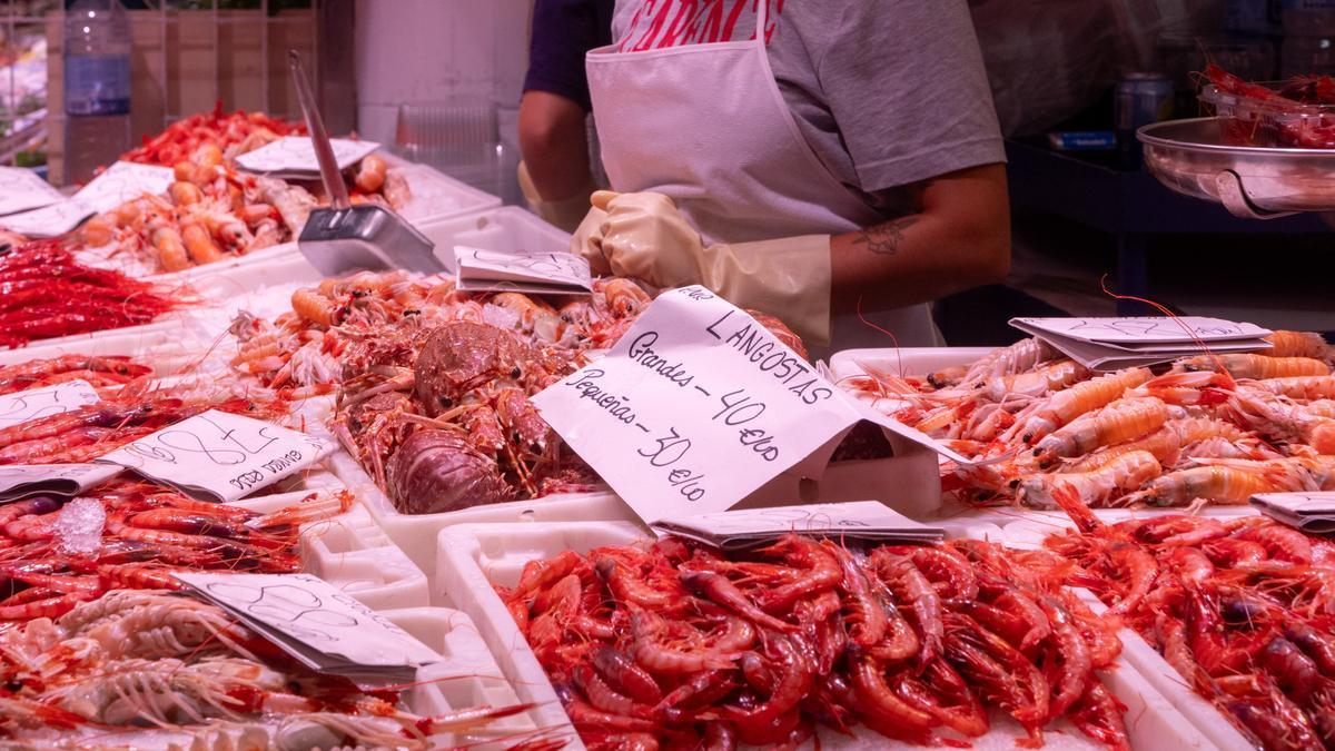 Puesto de cigalas, langostas y gamba roja en el Mercado Central de Alicante.